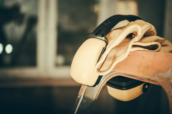 How can tourists find discounted theater tickets for plays in the West End?