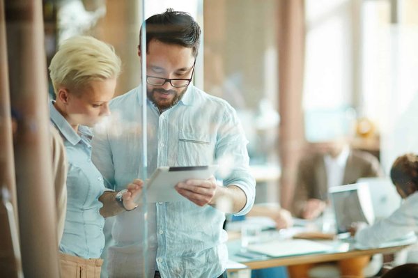 How can one experience the beauty of the Cotswolds villages without overspending?